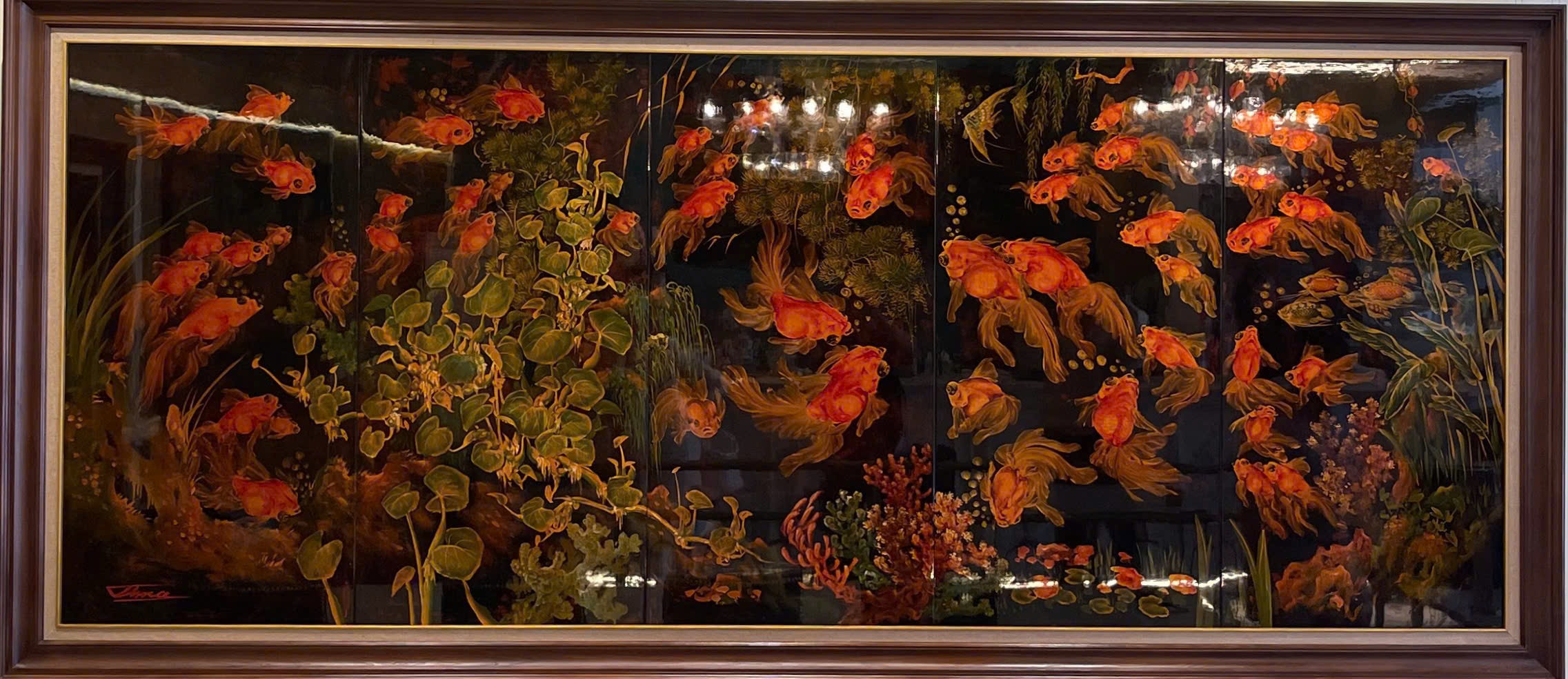 Ngư tảo — A panoramic aquatic scene stretches beneath cascading branches. Fish, foliage and fine linework fill the dark ground across an exceptionally wide format.