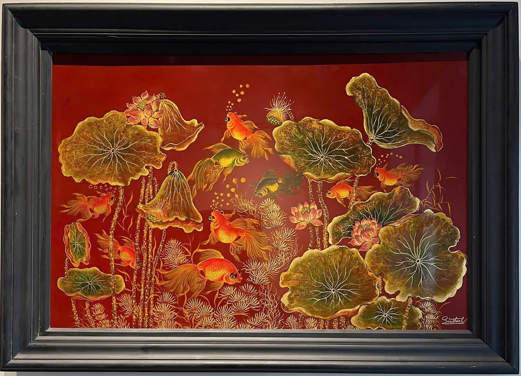 Cửu ngư liên hoa (nền đỏ) — Fish circle beneath lotus flowers and leaves against a red ground. This smaller horizontal work brings the collection’s aquatic imagery into a more compact format.