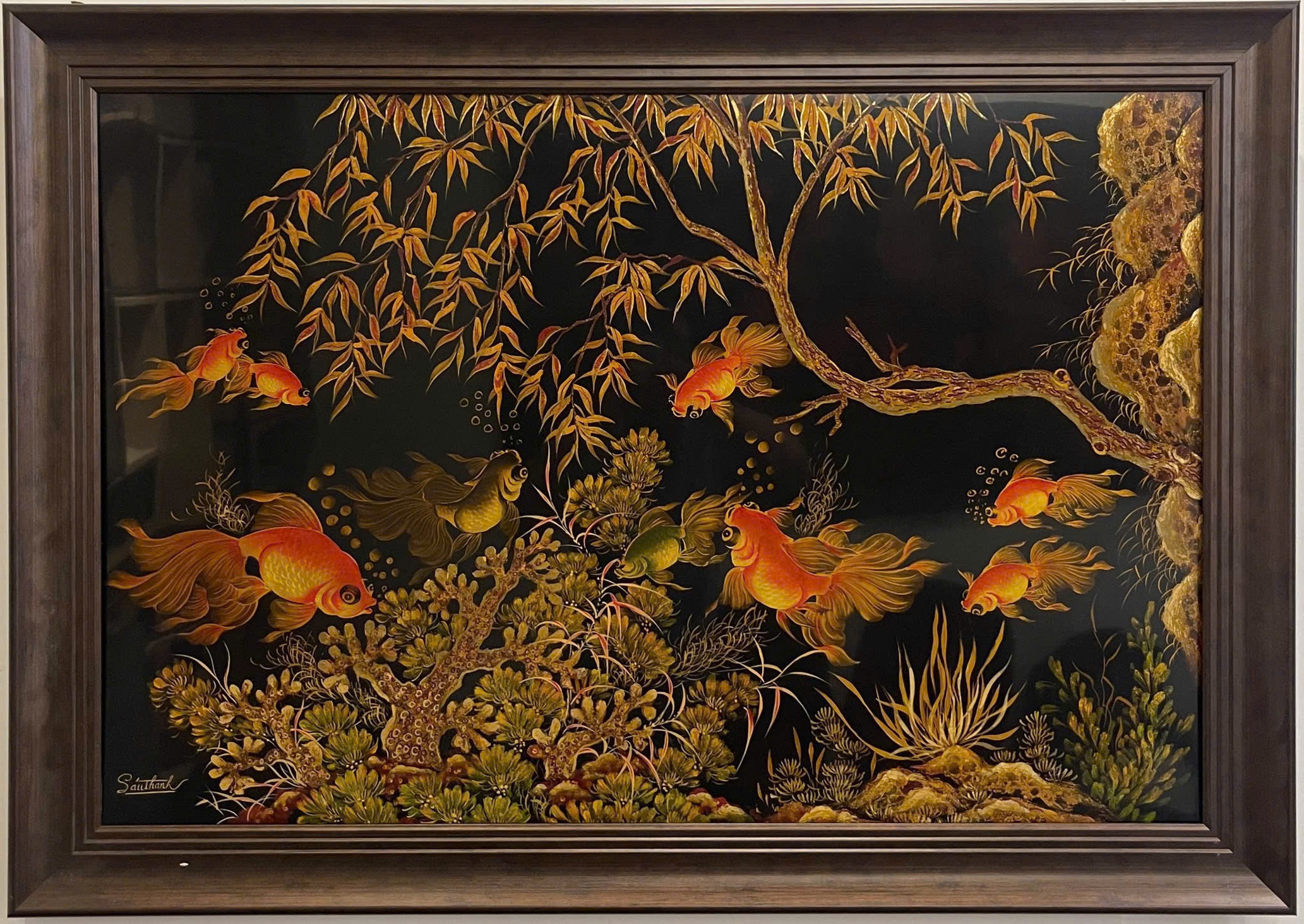 Ngư tảo (nền đen) — Golden-toned plants and fish stand out against a black ground. Fine branching details and flowing tails animate this compact horizontal painting.