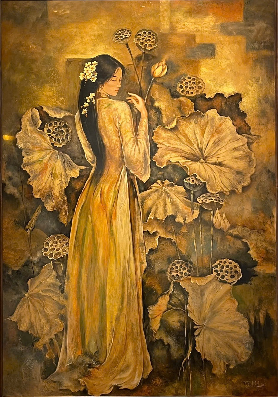 Thiếu nữ bên sen — A young woman in an áo dài stands among lotus leaves and seed pods. A glowing ochre and gold-toned palette draws the figure and foliage into a quiet vertical composition.